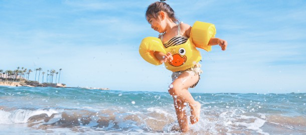 Kind spelen strand