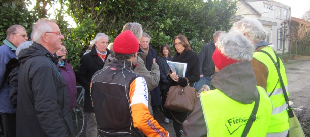 20140106 Carla Dik-Faber in gesprek met omwonenden Laantje van Alverna